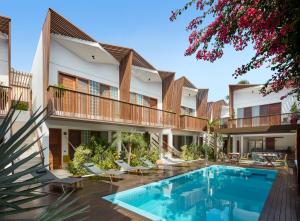een afbeelding van de binnenplaats van een hotel met zwembad bij Villa Nautica Boutique Hotel in Jericoacoara