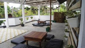 Posezení v ubytování Madiha Surf House Lanka