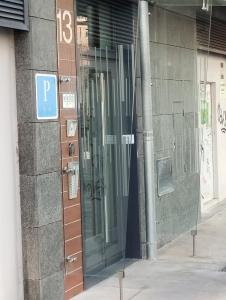 una puerta de cristal de un edificio con un cartel en Pensión Arroka en San Sebastián