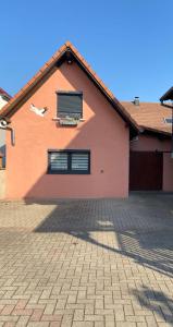 a house with a window on the side of it at Gîte des cigognes in Sermersheim