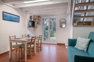 sala de estar con mesa, sillas y sofá en Maison a 150 metres de la mer au Pouliguen!, en Le Pouliguen