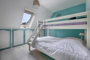 1 dormitorio con litera y escalera en Maison a 150 metres de la mer au Pouliguen!, en Le Pouliguen