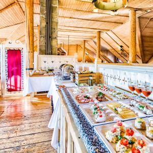 uma linha de buffet com muitos tipos diferentes de alimentos em Skansen Forest em Liszki