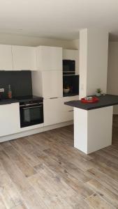 Afbeelding uit fotogalerij van CORSE HOLISTIKA - Rez-de-jardin avec vue mer exceptionnelle et piscine magnifique in Pietrosella