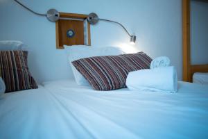 Wax Hostel客房内的一张或多张床位