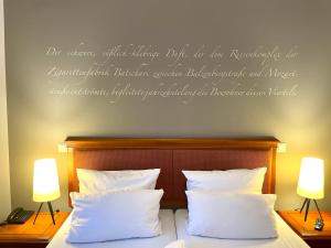 Ein Bett oder Betten in einem Zimmer der Unterkunft Batschari Palais Baden-Baden
