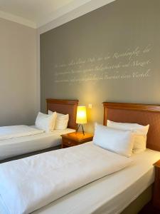 Ein Bett oder Betten in einem Zimmer der Unterkunft Batschari Palais Baden-Baden