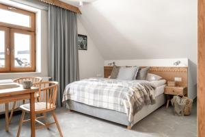 a bedroom with a bed and a desk and a table at W Dolinie Tylicza SPA & Wellness -gabinet masażu, saunarium-plac zabaw, rowery elektryczne, animacje dla dzieci in Krynica Zdrój +82 photos