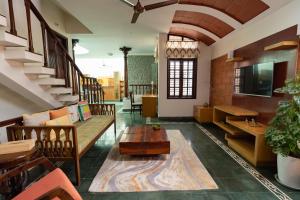 - un salon avec un canapé et une table dans l'établissement Luho 25 Whitefield, à Bangalore