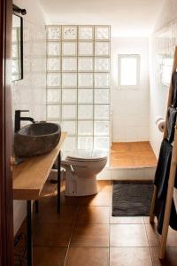 een badkamer met een wastafel en een toilet bij Casa Mas Montanas vakantiehuis met zwembad Max 10 pers Vlakbij Valencia in Godelleta