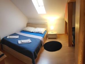 ein kleines Zimmer mit einem Bett mit Handtüchern darauf in der Unterkunft Apartament AGA13 in Mikołajki