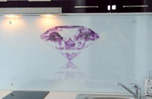 a purple diamond on a wall above a sink at Diamond Kiten in Kiten