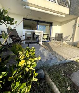 a deck with chairs and a table on a house at Appartement bord de Mer ・Le rivage・ in Piriac-sur-Mer