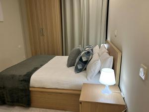 um quarto com uma cama com um candeeiro e um espelho em Apartamento Fibes-Congresos Parking Gratis em Sevilha