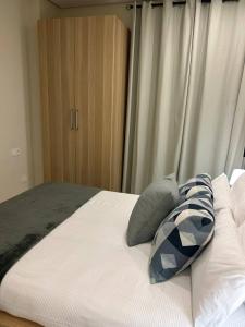 um quarto com uma cama com duas almofadas em Apartamento Fibes-Congresos Parking Gratis em Sevilha