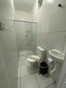 uma casa de banho branca com um WC e um lavatório em Okay Pousada praia de iracema em Fortaleza