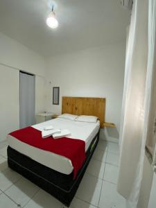 1 dormitorio con 1 cama grande con manta roja en Okay Pousada praia de iracema, en Fortaleza