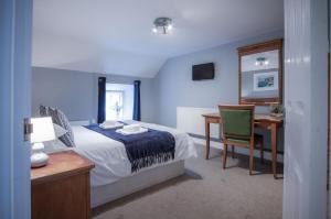 Postel nebo postele na pokoji v ubytování Fletcher Coach House - 3 Bedroom Cottage - Pendine