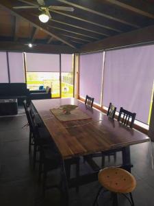 una gran mesa de madera y sillas en una habitación con ventanas en Refúgio, en Castelo de Paiva 50 fotos más