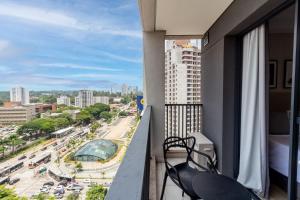 balcone di un edificio con vista sulla città di Studios Sampa - Brooklin a San Paolo