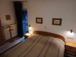 ein Schlafzimmer mit einem Bett in einem Zimmer in der Unterkunft Lenzenhaus in Wallscheid