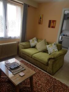 Posezení v ubytování Charming 1-Bed Apartment in Oradour-Fanais