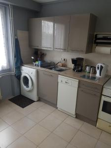 Kuchyňa alebo kuchynka v ubytovaní Charming 1-Bed Apartment in Oradour-Fanais