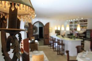 a restaurant with a dining room and a bar at Santuario San José in San José