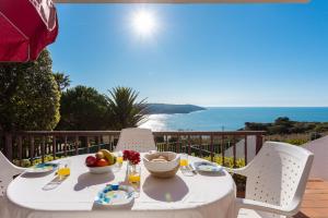 a table with a bowl of fruit and a view of the ocean at Surf- Com vista para o Oceano in São Martinho do Porto