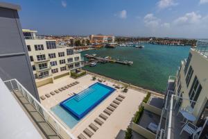 een uitzicht op een waterlichaam vanuit een gebouw bij Hh-2Bdr510 - Luxury Oceanfront Modern Apartment In Aruba in Oranjestad