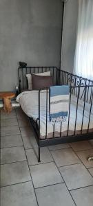 1 dormitorio con cama de metal y almohadas en Casa Mas Montanas vakantiehuis met zwembad Max 10 pers Vlakbij Valencia en Godelleta