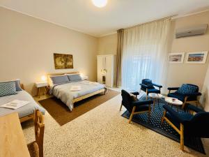 - une chambre avec un lit et un salon dans l'établissement Mita Apartments, à Catane