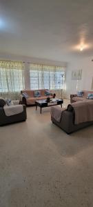 Area tempat duduk di Tranquil Oasis Spacious 4-Bed 3-Bath Beach House