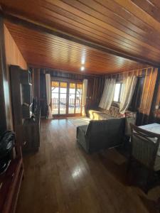 Casa deck caixa d´aço في بورتو بيلو: غرفة معيشة كبيرة مع أريكة وتلفزيون
