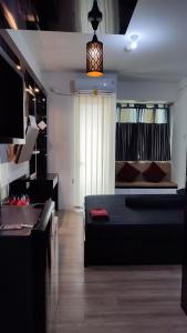 Tempat tidur dalam kamar di Tower Mahakam Jababeka by KiNGDOM GALUH PAKUAN