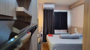 Tempat tidur dalam kamar di Tower Mahakam Jababeka by KiNGDOM GALUH PAKUAN