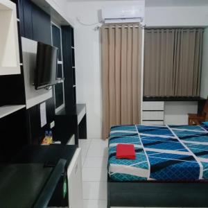 Tempat tidur dalam kamar di Tower Mahakam Jababeka by KiNGDOM GALUH PAKUAN