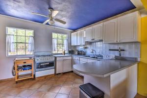 Kuchyň nebo kuchyňský kout v ubytování Oceanview Culebra Escape with Balcony - Walk to Town