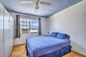 Postel nebo postele na pokoji v ubytování Oceanview Culebra Escape with Balcony - Walk to Town