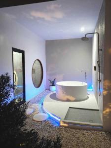 ein Bad mit Badewanne in der Mitte eines Zimmers in der Unterkunft Chul Boutique Villa จุล บูทิค วิลล่า in Ban Ba Ngan