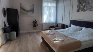 Łóżko lub łóżka w pokoju w obiekcie Castle Apartman ****