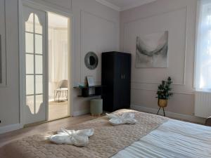 sypialnia z łóżkiem i dwoma ręcznikami na nim w obiekcie Castle Apartman **** w mieście Sátoraljaújhely