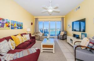 sala de estar con sofá y TV en Waterfront Breeze Condo en Clearwater Beach