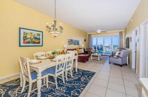 comedor y sala de estar con mesa y sillas en Waterfront Breeze Condo en Clearwater Beach