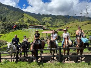 薩蘭托的住宿－APARTAMENTO MI REFUGIO，一群骑马的人在围栏附近骑着