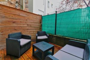 2 chaises, une table, 2 chaises et une clôture dans l'établissement Studio cosy avec terrasse, à Roanne