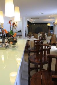 a restaurant with a bar with chairs and tables at Santuario San José in San José