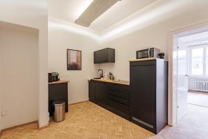een keuken met een koelkast en een magnetron bij Flats 4 You, Moderne City Wohnung Nähe HBF, DÜ-Messe 20 Min, Netflix, Küche in Duisburg