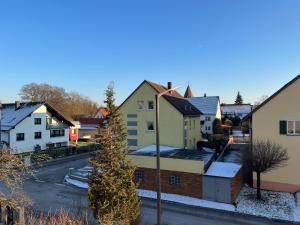 uma rua da cidade com casas e uma árvore de Natal em Gasthof Legend em Burgthann