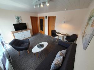 sala de estar con sofá y mesa en Appartementhaus Henghuber, en Bad Füssing